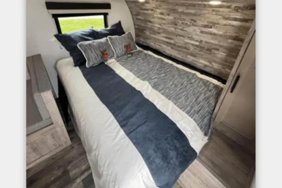 Julius's Grand River 19BH Travel Trailer