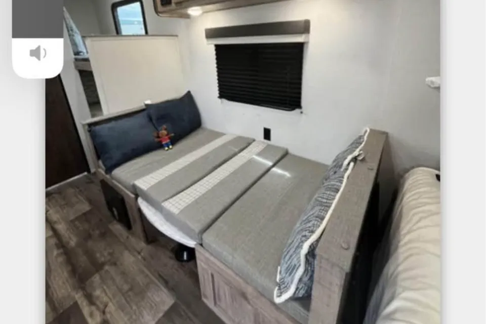 Julius's Grand River 19BH Travel Trailer