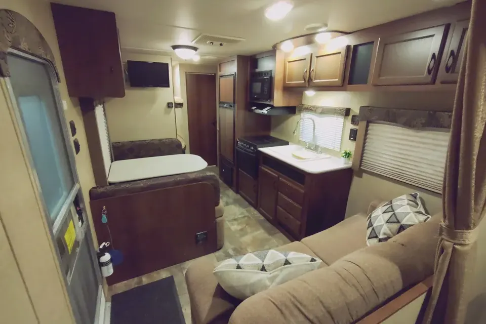 Meet Brian, Luxury Jayco craftmanship, ample storage and a spacious layout for up to 8 people.