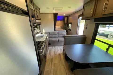 Spacious Clean 29' Jayco RockyMountain Trailer