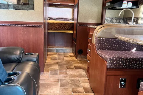 FletchCraft - Showroom Quality Thor Freedom Elite 28 ft. Motorhome (Class C)
