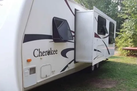 Spacious Family-Friendly Trailer – with quad bunks!
