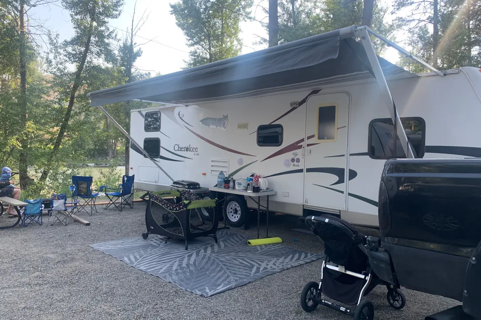 Spacious Family-Friendly Trailer – with quad bunks!
