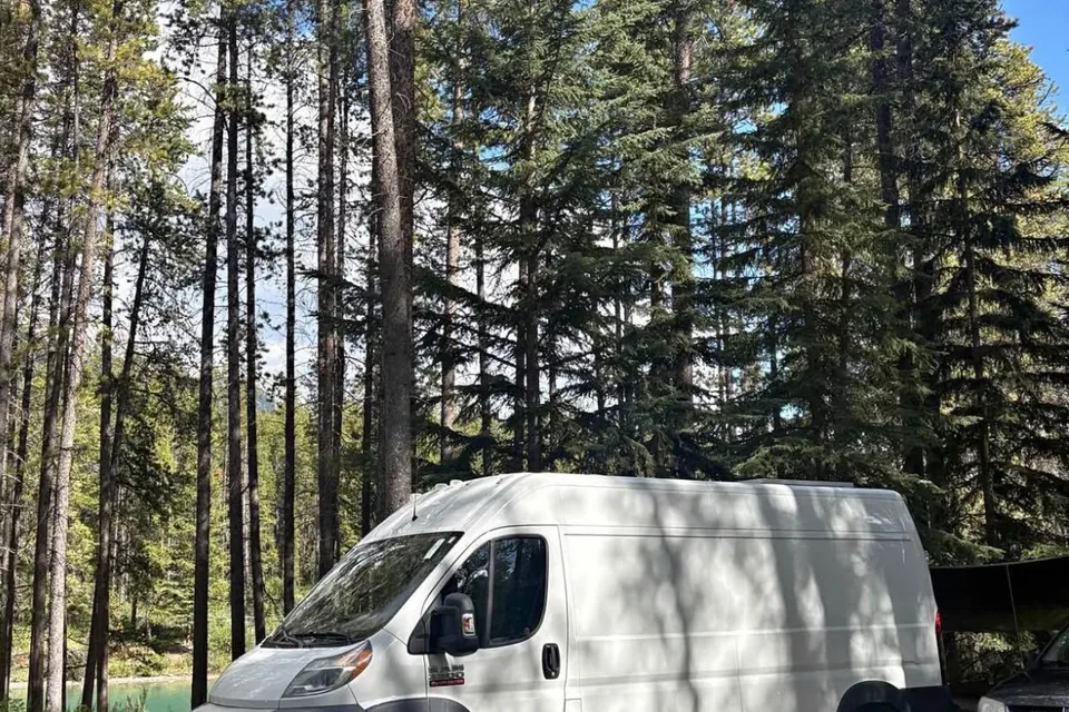 Hani,Dodge Ram 3500 pro master Camper