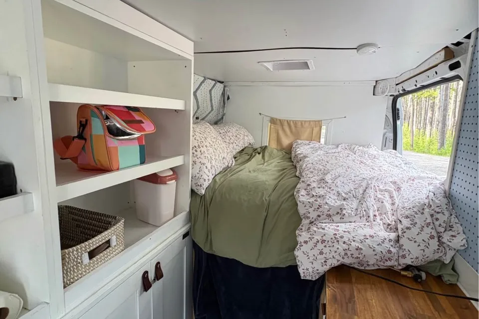 Hani,Dodge Ram 3500 pro master Camper