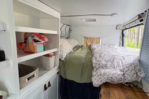 Hani,Dodge Ram 3500 pro master Camper