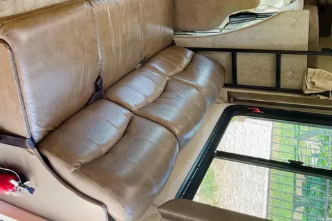 Jc venture  Coachmen Leprechaun  Class C