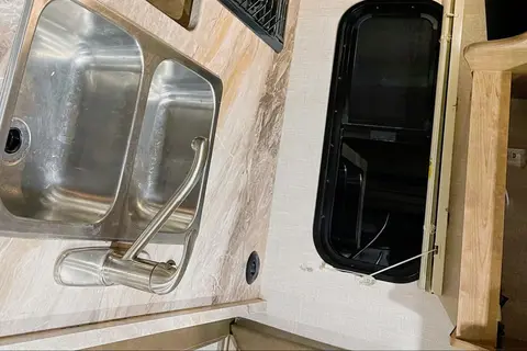 Jc venture  Coachmen Leprechaun  Class C