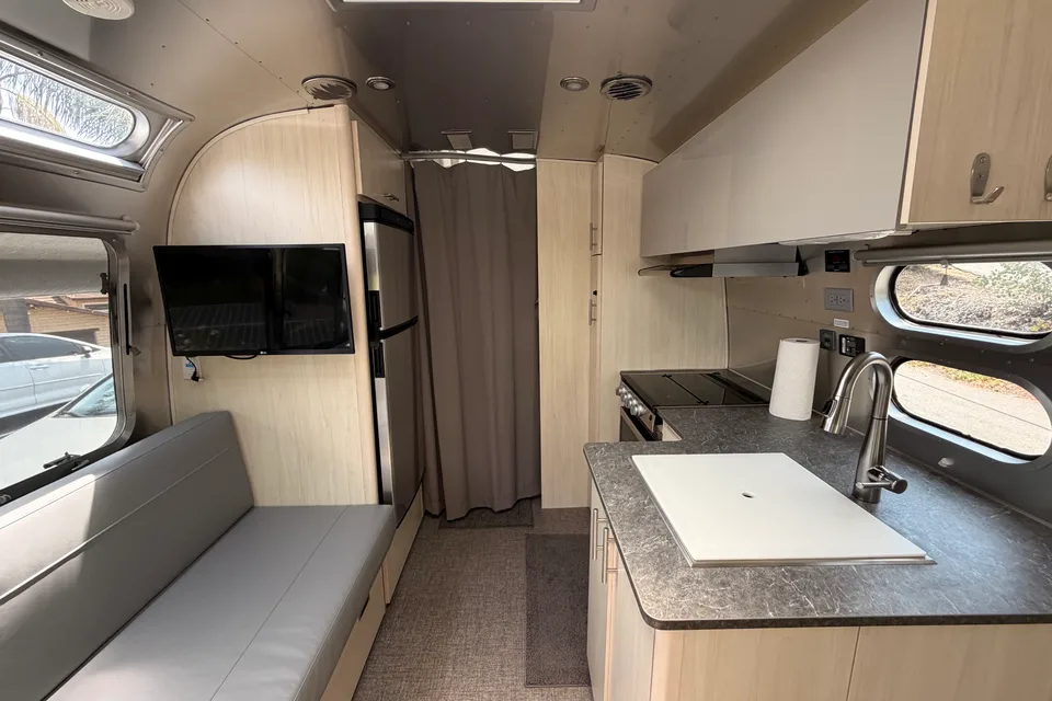 2022 Airstream Panoramic windows, Rear Hatch, Military Base access