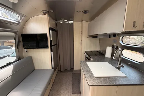 2022 Airstream Panoramic windows, Rear Hatch, Military Base access