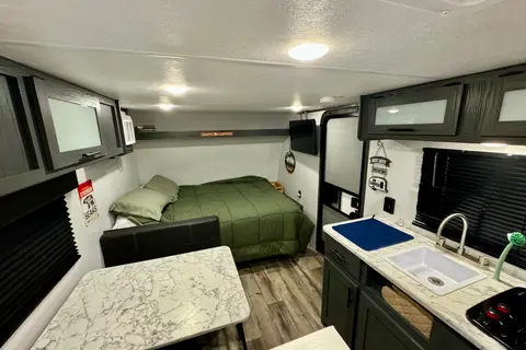 The Cozy Cabin Cruiser (0000)