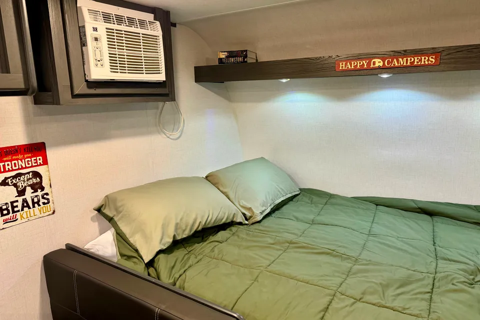 The Cozy Cabin Cruiser (0000)