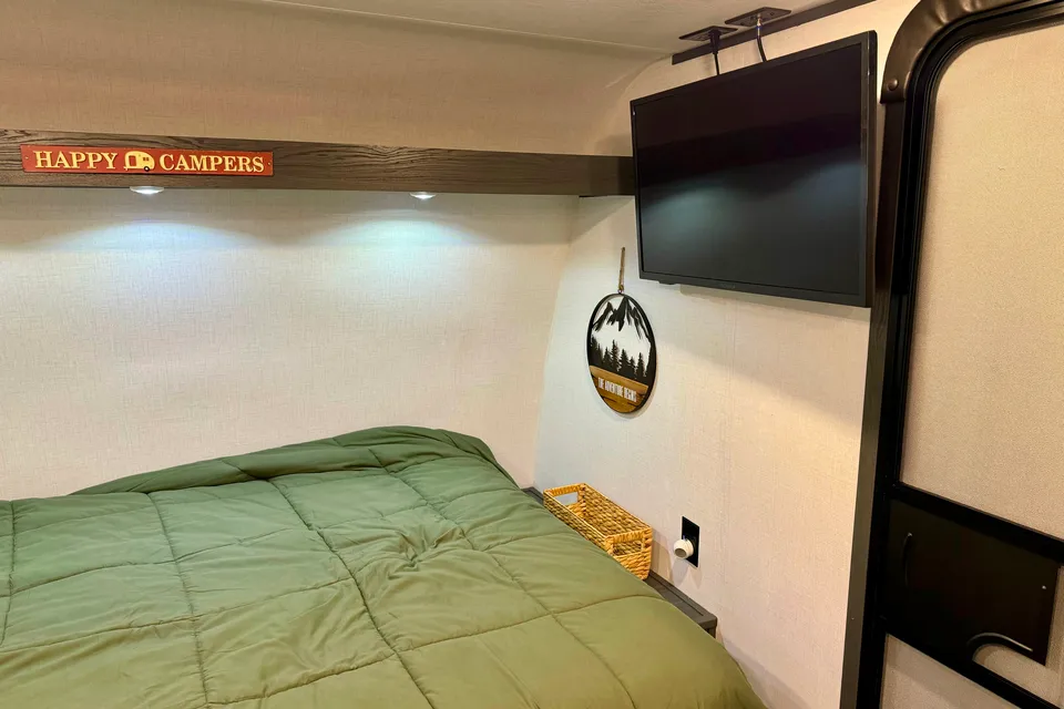 The Cozy Cabin Cruiser (0000)