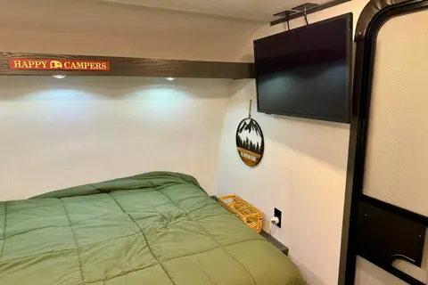 The Cozy Cabin Cruiser (0000)