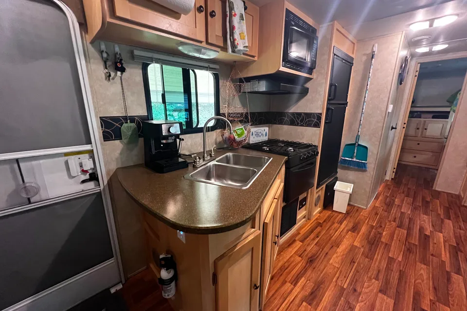 Shadow Cruiser 28' Travel Trailer