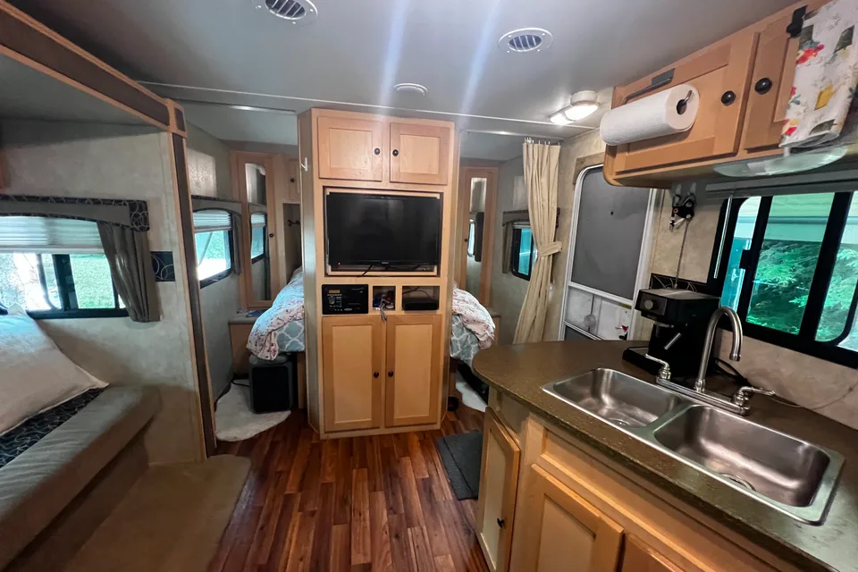 Shadow Cruiser 28' Travel Trailer