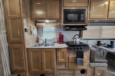 Rv Rentals Way of Life's Like NEW Leprechaun 260RS CML1