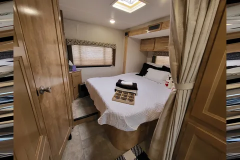 Rv Rentals Way of Life's Like NEW Leprechaun 260RS CML1