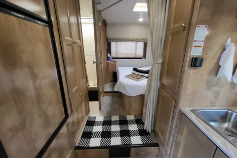 Rv Rentals Way of Life's Like NEW Leprechaun 260RS CML1