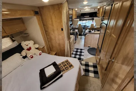Rv Rentals Way of Life's Like NEW Leprechaun 260RS CML1