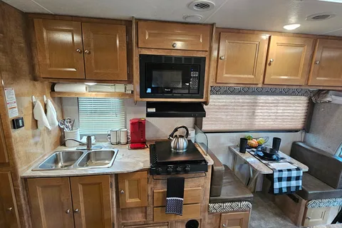 Rv Rentals Way of Life's Like NEW Leprechaun 260RS CML1