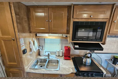 Rv Rentals Way of Life's Like NEW Leprechaun 260RS CML1