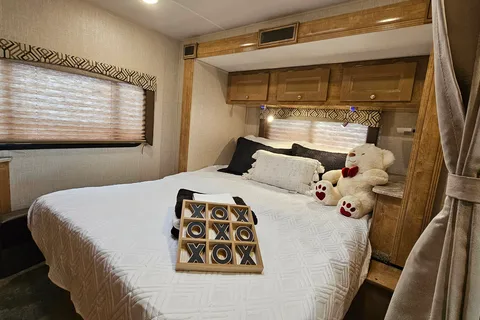 Rv Rentals Way of Life's Like NEW Leprechaun 260RS CML1