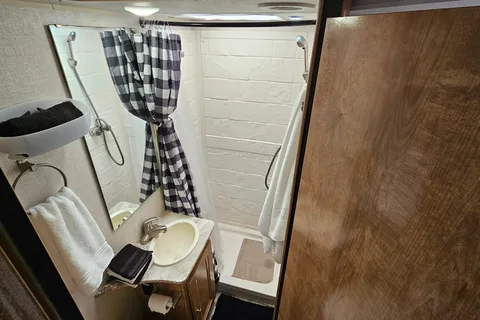 Rv Rentals Way of Life's Like NEW Leprechaun 260RS CML1