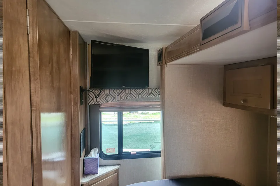 Rv Rentals Way of Life's Like NEW Leprechaun 260RS CML1