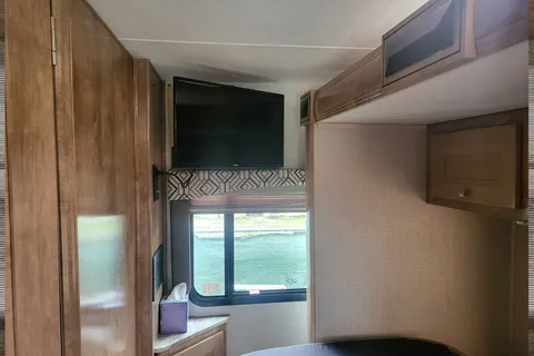 Rv Rentals Way of Life's Like NEW Leprechaun 260RS CML1