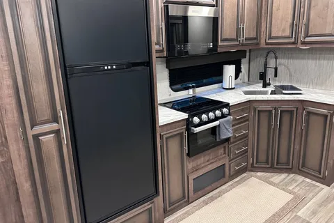Glen’s KZ Durango half ton Fifth Wheel