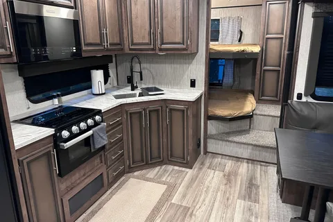 Glen’s KZ Durango half ton Fifth Wheel