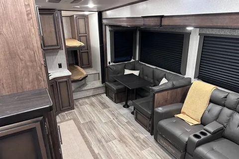 Glen’s KZ Durango half ton Fifth Wheel