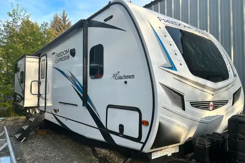 Coachmen Freedom Express Maple Edition 32’