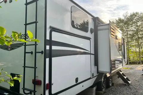 Coachmen Freedom Express Maple Edition 32’