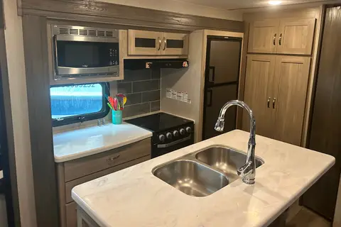 Coachmen Freedom Express Maple Edition 32’