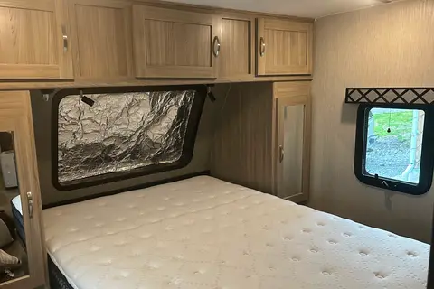 Coachmen Freedom Express Maple Edition 32’