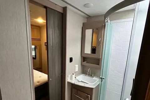 Coachmen Freedom Express Maple Edition 32’