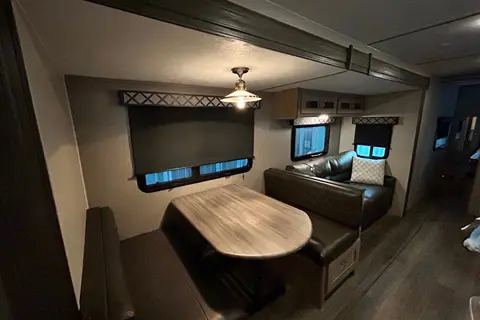 Coachmen Freedom Express Maple Edition 32’