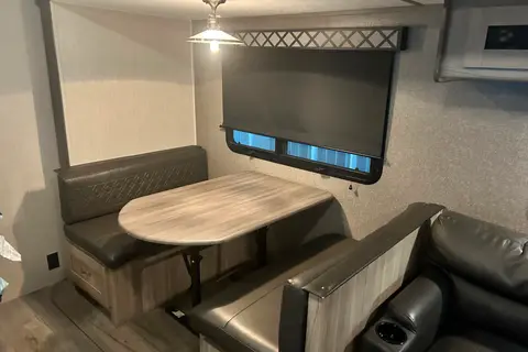 Coachmen Freedom Express Maple Edition 32’