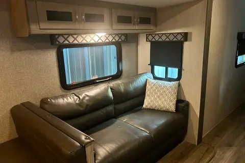 Coachmen Freedom Express Maple Edition 32’