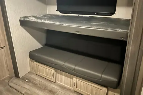 Coachmen Freedom Express Maple Edition 32’