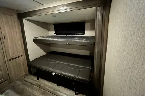 Coachmen Freedom Express Maple Edition 32’