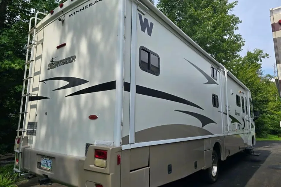 GBA Leisure Winnebago Sightseer 35J Class A