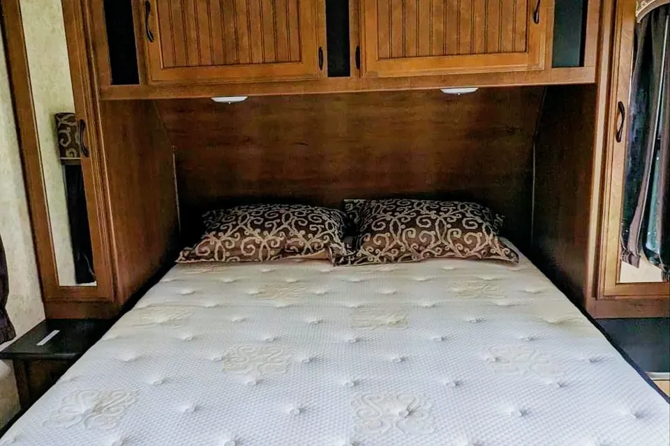 Hideaway RV rentals Fur baby friendly stylish Jayco White Hawk