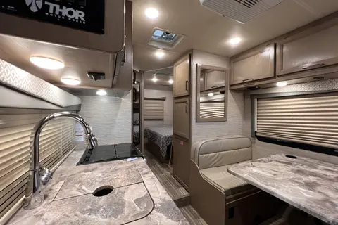 Deer Land   Thor Motor Coach fourwind 22b Class C