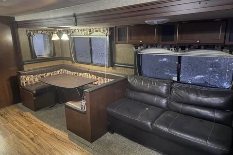 Elisha & Tom’s Heartland Hideaway! Large Family Approved ✅
