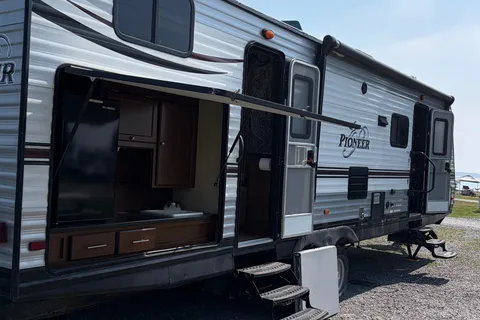 Elisha & Tom’s Heartland Hideaway! Large Family Approved ✅