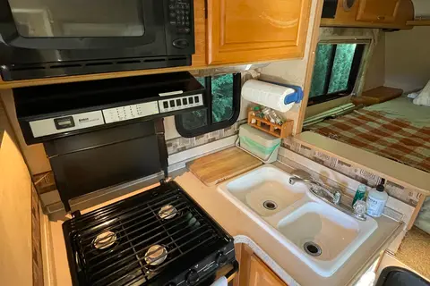 Jonanie - 4x4 Dodge & Cabover Camper (Starlink)