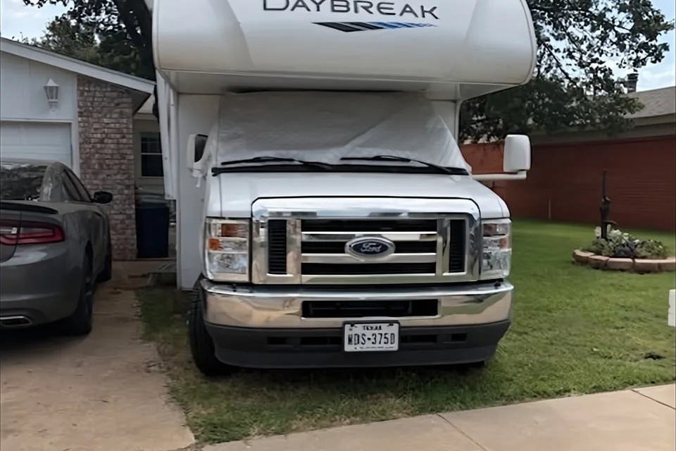 Dennis's Thor Motor Coach daybrack Class C